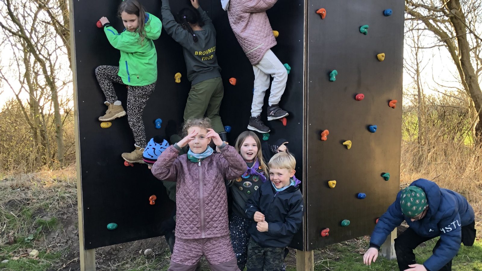 Børn på klatrevæg
