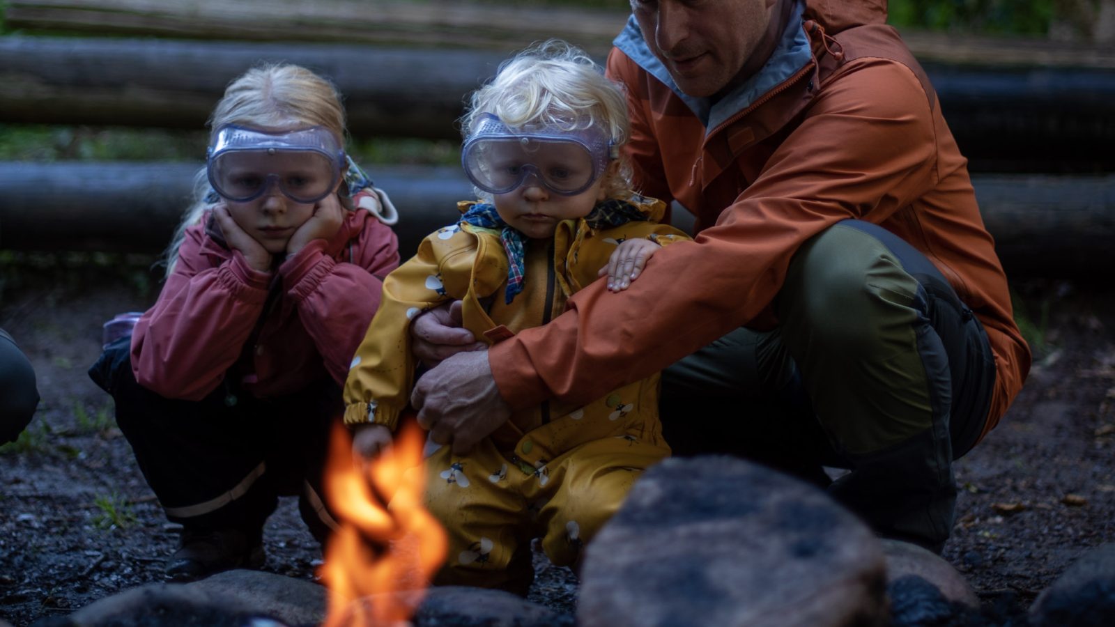 Små børn der kigger på ilden i bålet