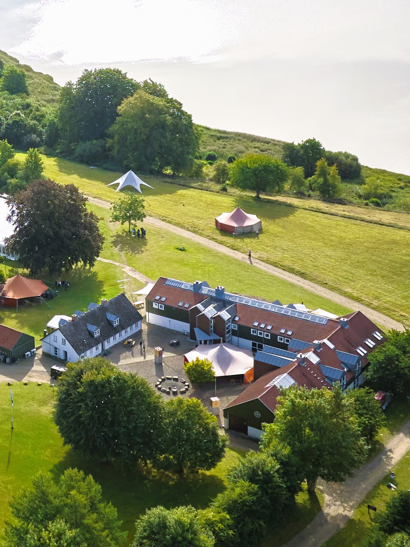 Billede af Houens Odde Spejdercenter i sensommeren - redigeret