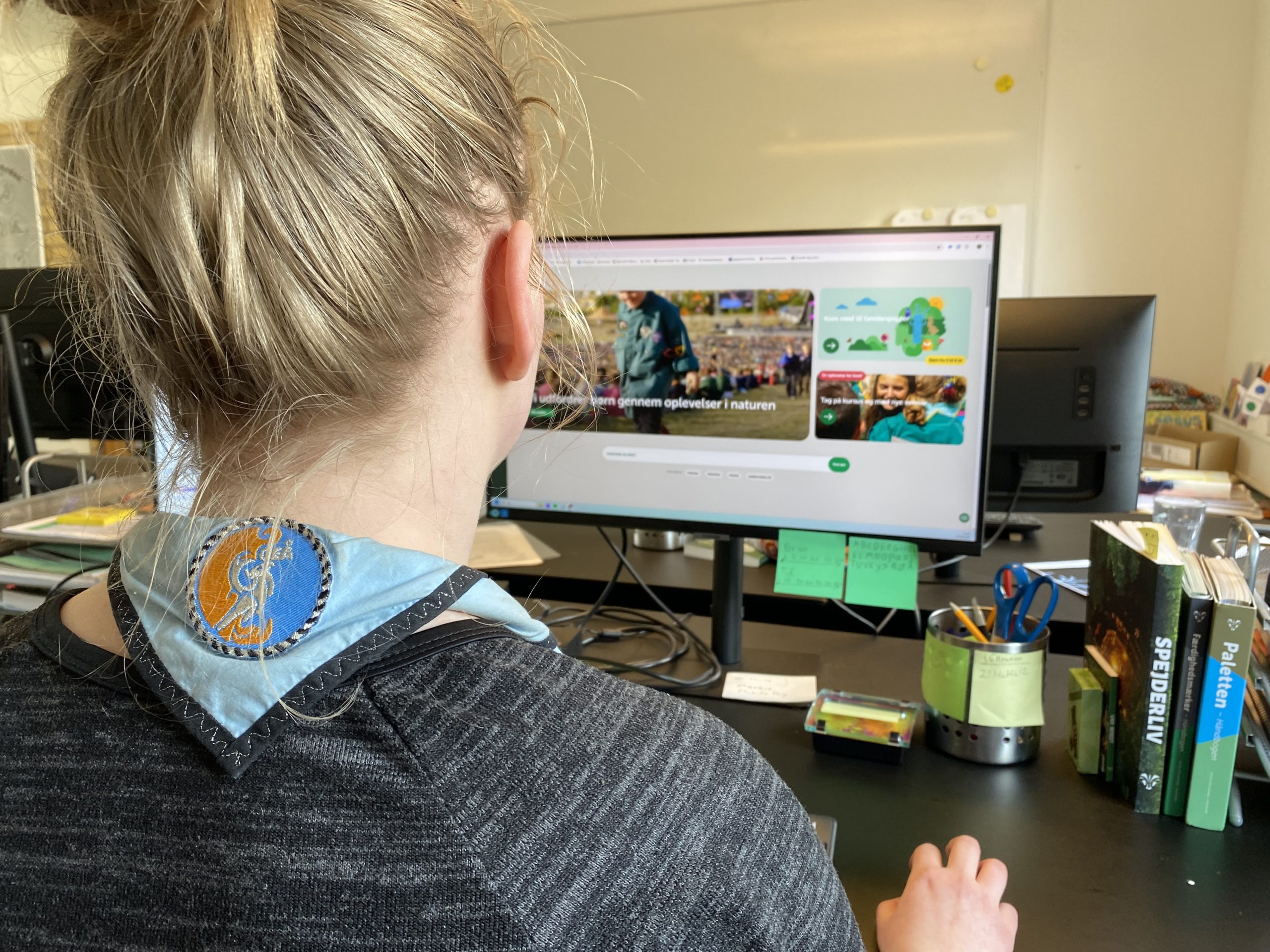 GEÅ Udvikling der sidder foran en computerskærm